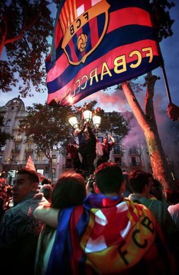FC Barcelona fans celebrate at Canaletas