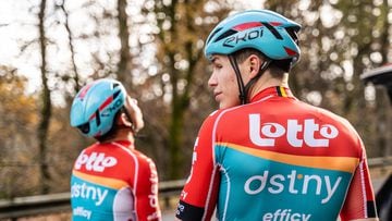 Imagen de los ciclistas del Lotto Dstny con el nuevo maillot con el que correrán en la temporada 2023.
