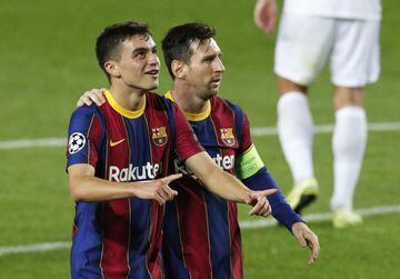 Pedri celebrates with Lionel Messi