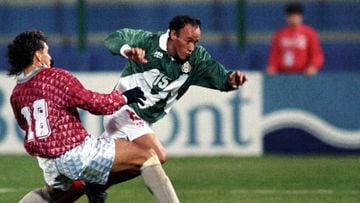 Missael Espinoza jugando con México en la Copa América de 1995 contra Venezuela.