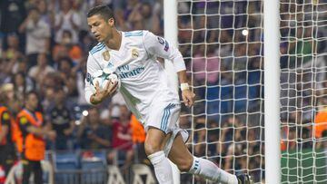 Cristiano Ronaldo recogi&oacute; el bal&oacute;n de la red tras marcar el segundo del Real Madrid.