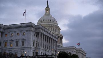 Washington (United States), 18/12/2020.- The US Capitol is seen around dusk in Washington, DC, USA, 18 December 2020. Both chambers of the US Congress are working to pass a temporary extension of a government funding deadline. Leaders want to tie a COVID-