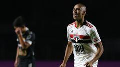 SAO PAULO, BRAZIL - MAY 25: Bruno Alves of Sao Paulo celebrates after scoring the opening goal during a group E match of Copa CONMEBOL Libertadores 2021 between Sao Paulo v Sporting Cristal at Morumbi Stadium on May 25, 2021 in Sao Paulo, Brazil. (Photo b