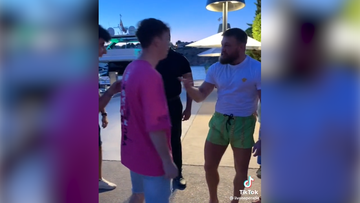 Se encuentran a McGregor en Ibiza, le ofrecen su camiseta y se llevan una vacilada de época