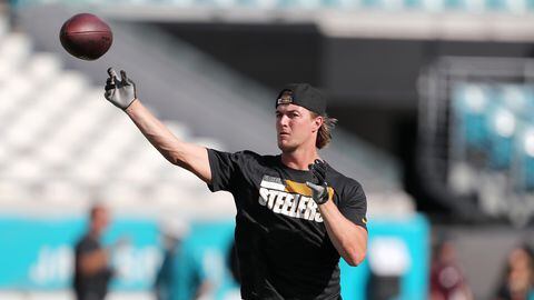 JACKSONVILLE, FLORIDA - AUGUST 20: Kenny Pickett #8 of the Pittsburgh Steelers throws before the game against the Jacksonville Jaguars at TIAA Bank Field on August 20, 2022 in Jacksonville, Florida.   Courtney Culbreath/Getty Images/AFP
== FOR NEWSPAPERS, INTERNET, TELCOS & TELEVISION USE ONLY ==