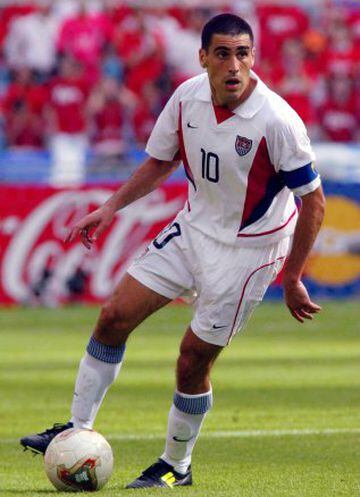 Antes de Landon Donovan era él ‘Capitán America’. Se formó en la Universidad de Virginia y dio el salto al profesionalismo al ser firmado por el Bayer Leverkusen; también militó en Wolfsburgo, Rangers, Sunderland y Manchester City. Jugó cuatro Copas del Mundo con la selección de ‘las Barras y las Estrellas’ y en la de 2002 fue incluido en el equipo más valioso.