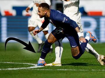 El delantero brasileño del Paris Saint-Germain Football Club se ha tenido que retirar lesionado del encuentro tras la torcedura de su tobillo. Abandonó el terreno de juego en camilla y con claros gestos de dolor.