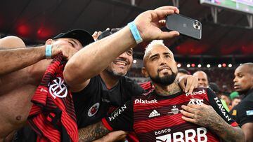 Flamengo's Chilean midfielder Arturo Vidal (R) poses for a selfie with a fan after the Brazil Cup final second leg football match between Flamengo and Corinthians at the Maracana stadium in Rio de Janeiro, Brazil, on October 19, 2022. (Photo by CARL DE SOUZA / AFP)