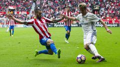Fabio Coentrao intenta regatear a Lillo durante un partido de Liga entre el Sporting de Gij&oacute;n y el Real Madrid.