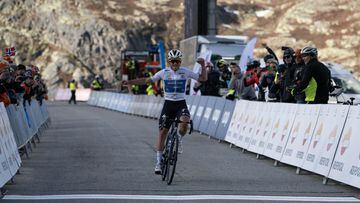 El ciclista belga Remco Evenepoel celebra su victoria en la cima de Gaustatoppen en la tercera etapa de la Vuelta a Noruega.