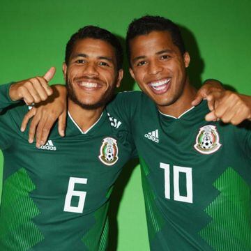 Los hermanos mexicanos comenzaron su carrera en el FC Barcelona, para luego compartir camiseta en el Villarreal y pasar al fútbol estadounidense, con el conjunto de LA Galaxy