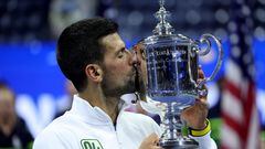 Novak Djokovic besa el trofeo de campeón del US Open 2023.