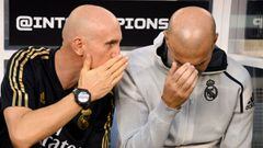 David Bettoni y Zinedine Zidane, ex segundo y primer entrenador del Real Madrid, conversan en el banquillo.