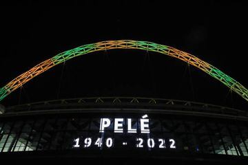 El arco del estadio iluminado con los colores de la bandera brasileña. Además iluminaban la fachada con un recuerdo a la vida de Pelé.