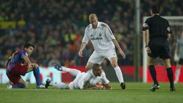 Deco acaba de derribar a Ronaldo ante la presencia de Zidane, mientras espera que el colegiado señala la falta...