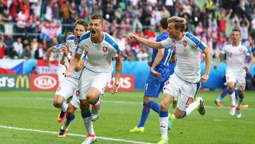 Czech Republic fight back for Croatia draw in flare-hit clash