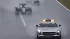 Los coches de F1, rodando por detrás del Safety Car en las salidas.