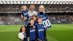 Mauro Icardi con Wanda Nara y sus hijos en el homenaje de San Siro por sus 100 goles en la Serie A