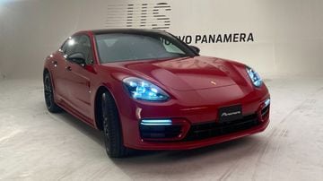 El Porsche Panamera 2022 en un color rojo intenso