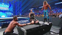 Robert Roode, Baron &#039;King&#039; Corbin y Dolph Ziggler atacan a Roman Reigns durante SmackDown.