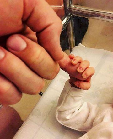 El 2 de mayo de 2017 nació Nicolás, el segundo hijo de Marta Domínguez y Courtois. El belga lo anunció en sus redes sociales con esta tierna foto.