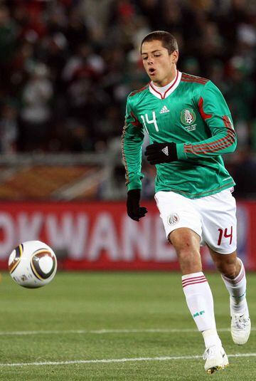 El caso de Chicharito fue especial, pues semanas antes de iniciar el Mundial de Sudáfrica 2010, se anunció su fichaje al Manchester United. Su actuación en el Mundial confirmó su traspaso al equipo inglés, torneo en el que anotó dos anotaciones.