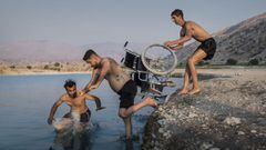 El ex atleta de parkour Saeed Ramin jugando con sus amigos en un lago de Ir&aacute;n. 
