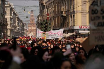 Un gran número de estudiantes marchan durante una manifestación en el Día Internacional de la Mujer en Milán, Italia.
