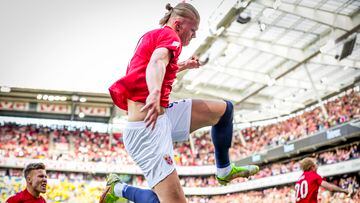 Oslo (Norway), 12/06/2022.- Erling Braut Haaland of Norway celebrates after scoring the 1-0 lead during the UEFA Nations League soccer match between Norway and Sweden at Ullevaal Stadium in Oslo, Norway, 12 June 2022. (Noruega, Suecia) EFE/EPA/Beate Oma Dahle NORWAY OUT
