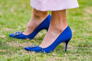 Detalle de loz zapatos de tacón azul con los que Sabalenka acudió a la sesión fotográfica como campeona del Open de Australia.
