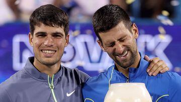 Los tenistas Carlos Alcaraz y Novak Djokovic posan durante la entrega de trofeos del Masters 1.000 de Cincinnati.