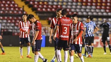 Jugadores de Chivas después del empate contra Querétaro en La Corregidora.