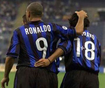 La llegada de Ronaldo al Inter de Milán le quitó la '9' al delantero chileno y así el presidente de entonces, Massimo Moratti, ideó una solución ingeniosa: que usará la 18 con un signo + al medio.