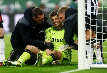 Nick Pope, portero del Newcastle, es atendido por los servicios médicos mientras se duele del hombro durante el encuentro ante el Manchester United.
