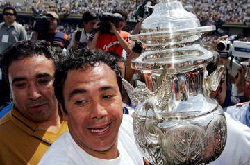 Tras el retiro, Hugo Sánchez comenzó su aventura como entrenador de futbol y su primera misión fue con sus amados Pumas, equipo con el cual alcanzó el Bicampeonato de Liga en 2004, primero venciendo a Chivas en el Clausura y posteriormente a Monterrey en el Apertura de ese mismo año
