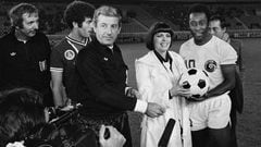 Pelé decided to compete in United States soccer towards the end of his playing years, where he suited up with the New York Cosmos jersey.