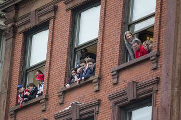 Aficionados en Boston viendo desde la ventana el desfile de la victoria de los Patriots. 