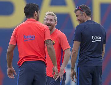 Luis Enrique (right) shares a joke with Luis Suárez (left) and Leo Messi in training on Tuesday.