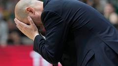 El entrenador del Baskonia, Joan Peñarroya, se desespera durante el segundo partido de los cuartos de final de Liga ACB de baloncesto ante el Joventut.