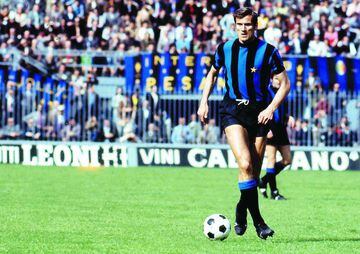 Uno de los mejores defensores de la historia se identificó con el '3' en la mejor época de su carrera: el doblete de Copa de Europa con el Inter de Milán en 1964 y 1965, el título de Eurocopa en 1968 y el subcampeonato mundial en México '70. Lateral izquierdo de clase y marca, es un símbolo del 'catenaccio'. También lució el '6' y el '5'. 