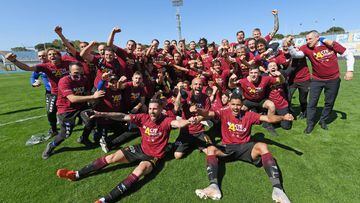 PESCARA, ITALY - MAY 10: US Salernitana players celebrate the victory after the Serie B match between Pescara Calcio and US Salernitana at Adriatico Stadium on May 10, 2021 in Pescara, Italy.  (Photo by Francesco Pecoraro/Getty Images)