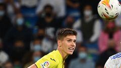 Villarreal&#039;s Argentinian defender Juan Foyth (L) vies with Real Madrid&#039;s French forward Karim Benzema during the Spanish League football match between Real Madrid and Villarreal CF at the Santiago Bernabeu stadium in Madrid on September 25, 2021