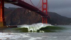Una ola rompiendo en San Francisco (California, Estados Unidos) a principios de enero del 2023, debido a una bomba cicl&oacute;nica que afect&oacute; la regi&oacute;n y que llev&oacute; surf hasta el Golden Gate. 