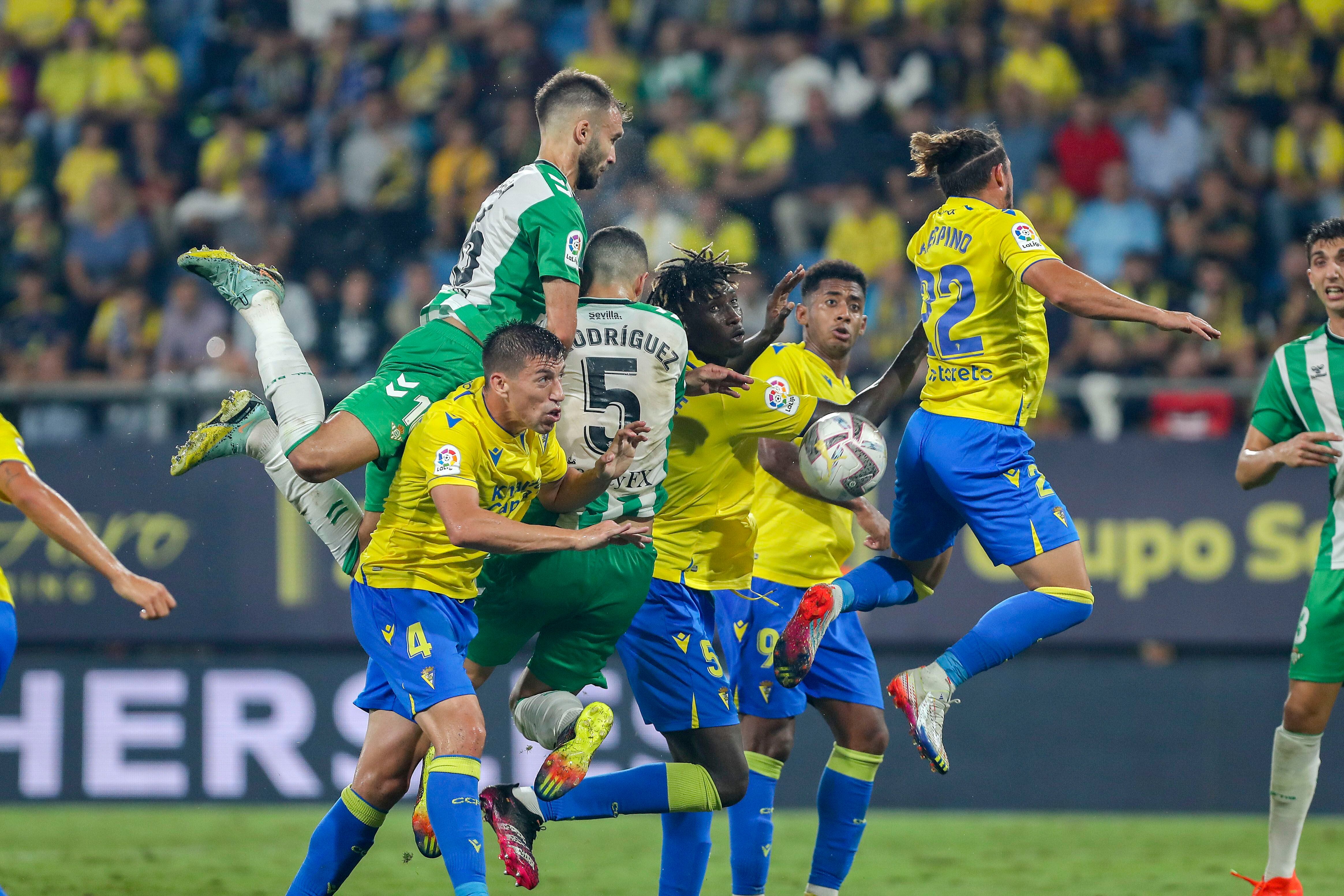 CÁDIZ, 19/10/2022.- Jugadores del Cádiz y del Betis pelean un balón durante el partido de Liga en Primera División que disputan hoy miércoles en el estadio Nuevo Mirandilla, en Cádiz. EFE/Román Ríos
