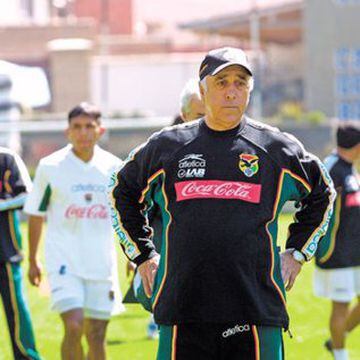Nelson Acosta comenzó la Eliminatoria con Bolivia el 2006, pero la mala campaña y algunas declaraciones polémicas, obligaron a su salida. Blacut y después Mesa finalizaron el torneo.