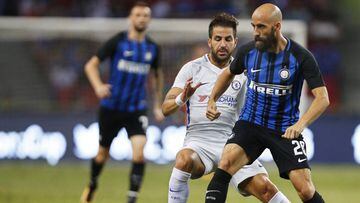 Singapore (Singapore), 29/07/2017.- Inter&#039;s Borja Valero (R) in action against Chelsea&#039;s Cesc Fabregas (C) during the 2017 International Champions Cup (ICC) soccer match between Chelsea FC and Inter Milan at the National Stadium in Singapore, 29