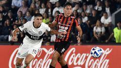 Olimpia's defender Mateo Gamarra (L) and Patronato's midfielder Juan Pablo Barinaga (R) vie for the ball during the Copa Libertadores group stage second leg football match between Olimpia and Patronato at the Defensores del Chaco stadium in Asuncion on April 18, 2023. (Photo by NORBERTO DUARTE / AFP)