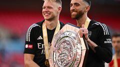Soccer Football - Community Shield - Manchester City v Arsenal - Wembley Stadium, London, Britain - August 6, 2023  Arsenal's Aaron Ramsdale and Matt Turner celebrate with the Community Shield REUTERS/Dylan Martinez