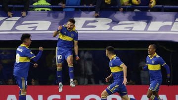 Boca Juniors' Paraguayan midfielder Oscar Romero (2-L) celebrates after scoring a free-kick against Platense during their Argentine Professional Football League tournament match at La Bombonera stadium in Buenos Aires, on August 6, 2022. (Photo by Alejandro PAGNI / AFP)