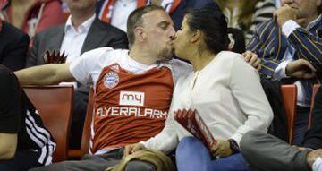 Franck Ribery besa a su mujer, Wahiba Belhami, durante un partido de Euroliga entre FC Bayern Basketball y Maccabi Tel Aviv en Munich.